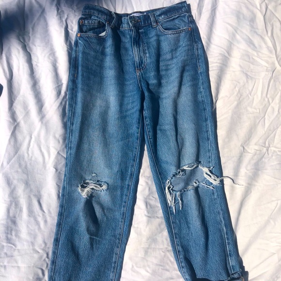 Blue Jean with hole - Picture 2 of 5